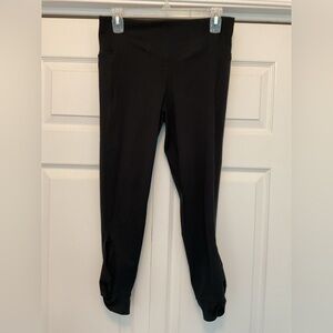 EUC Underarmour Black Leggings with side pockets and cut out at the ankles large